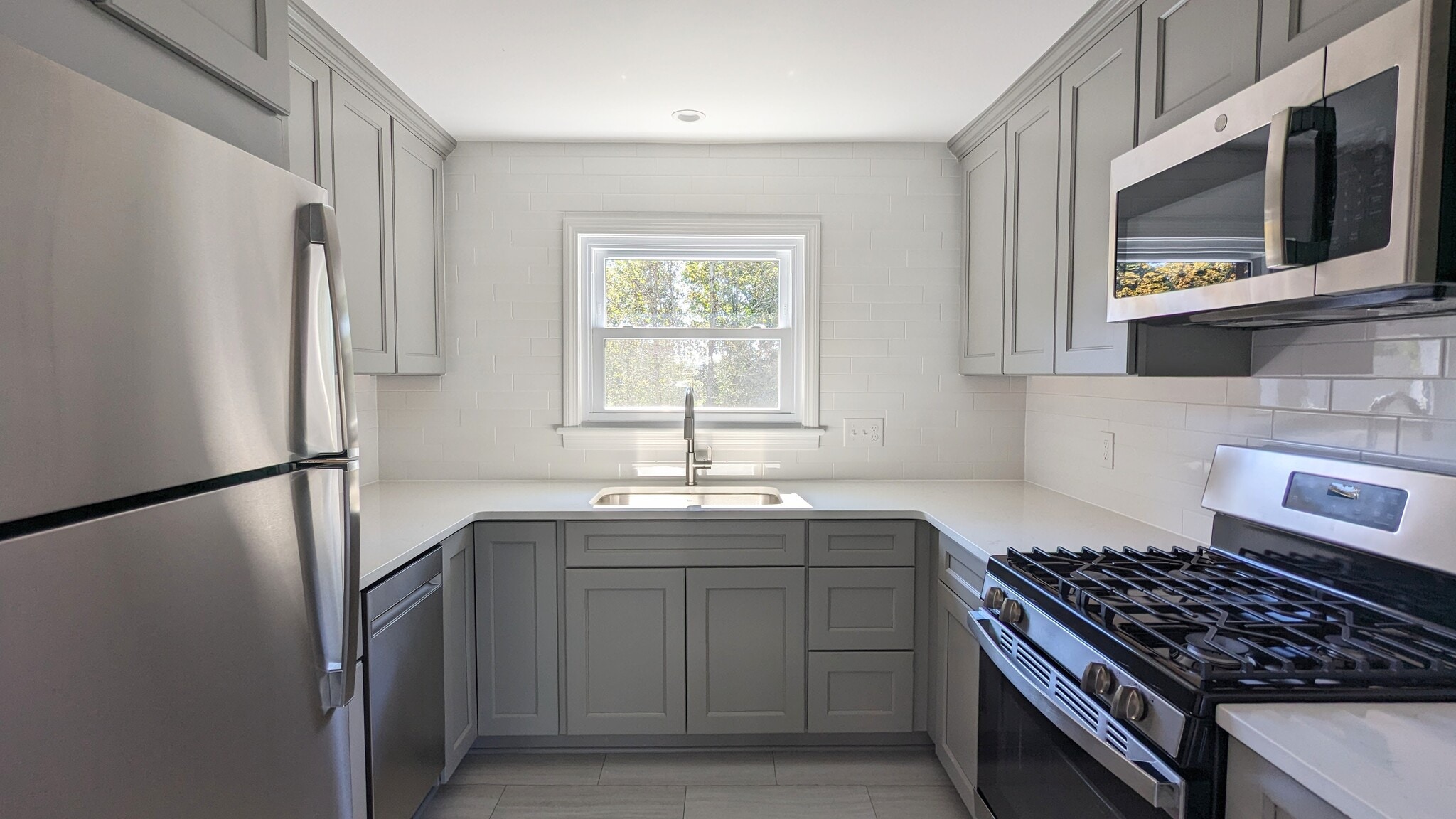 Building Photo - 852 Smith St