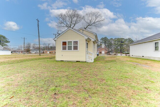 Building Photo - 1103 Fentress Rd