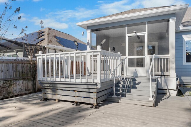 Building Photo - 590 Las Roblas Grande Dr