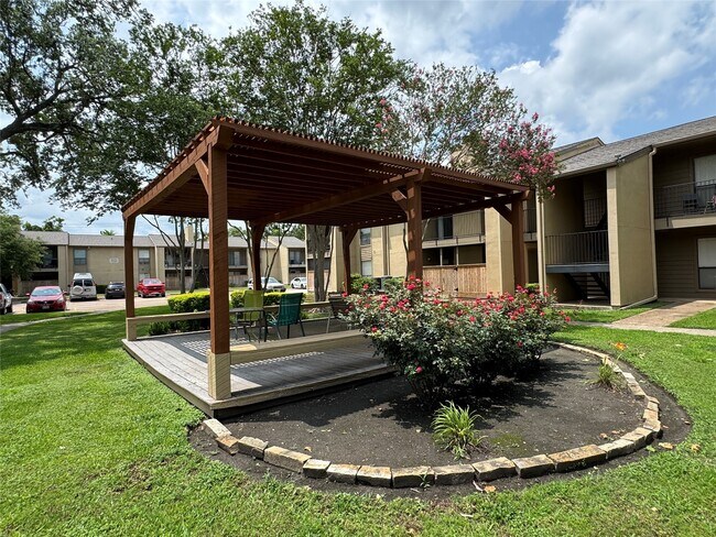 Building Photo - 3300 Pebblebrook Dr