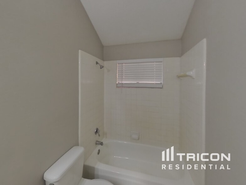 Building Photo - 1624 Bent Brook Dr