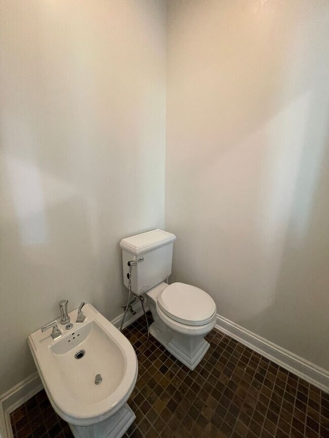 Building Photo - 107 Liberty St.