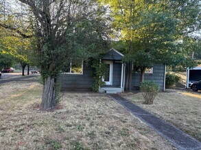 Building Photo - 3 Bedroom House Near UO Campus
