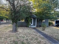 Building Photo - 3 Bedroom House Near UO Campus