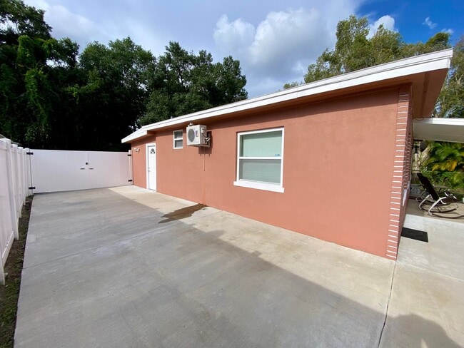 Building Photo - 4001 W Comanche Ave