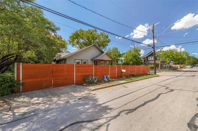 Building Photo - 1210 Coleto St