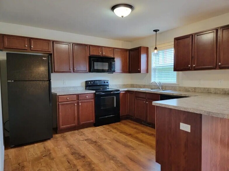 Building Photo - 639 Winding Ln