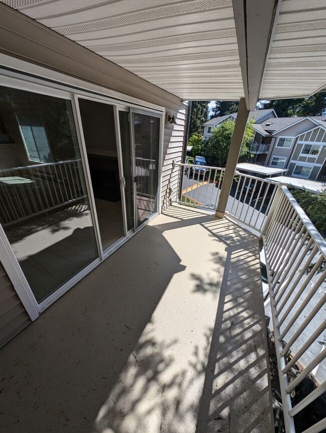 Building Photo - High End 3 Br Condo off of Bothell-Everett...