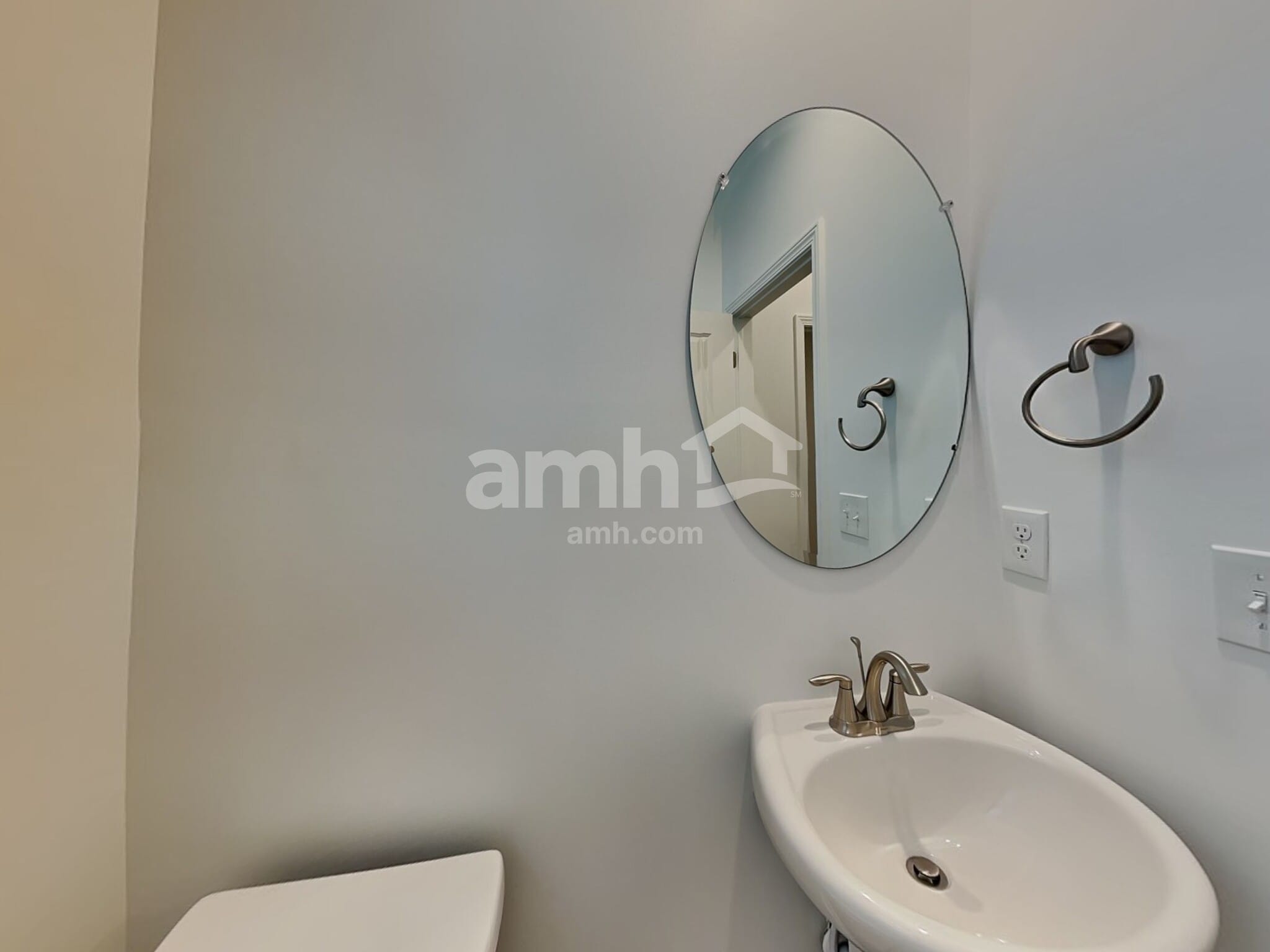 Building Photo - 9202 Henley Ave