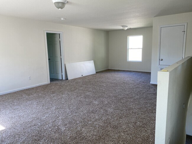 Building Photo - 204 Valleyside Dr NE