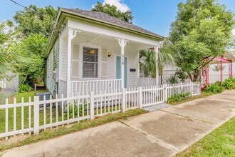 Building Photo - Charming Shotgun Home Just Minutes from Do...