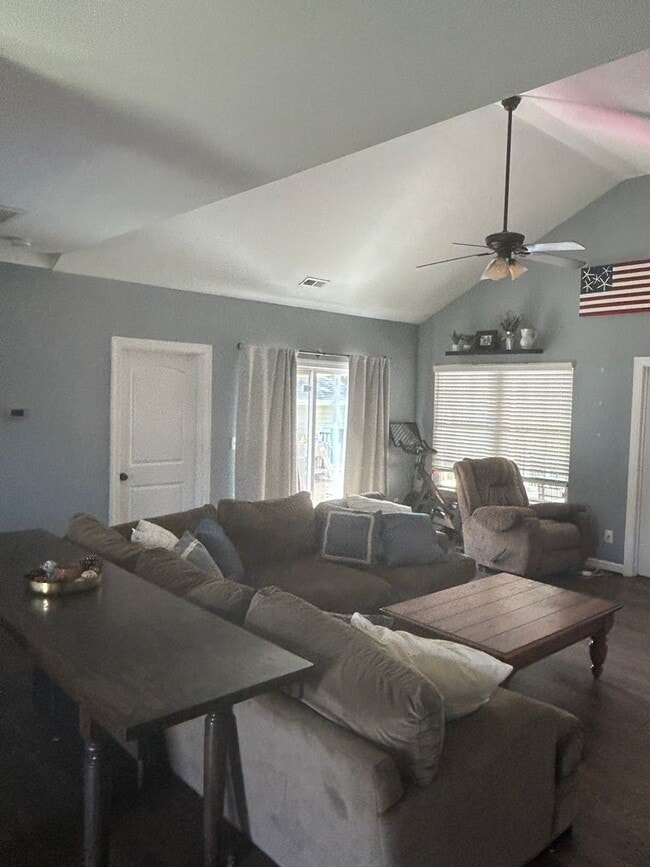Building Photo - 4 BD/2 BA in Pine Meadows - 1/2 acre fence...