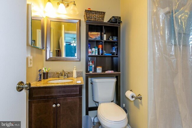 Building Photo - Stylish and Spacious Townhome with Open Floor Plan and Updated Kitchen