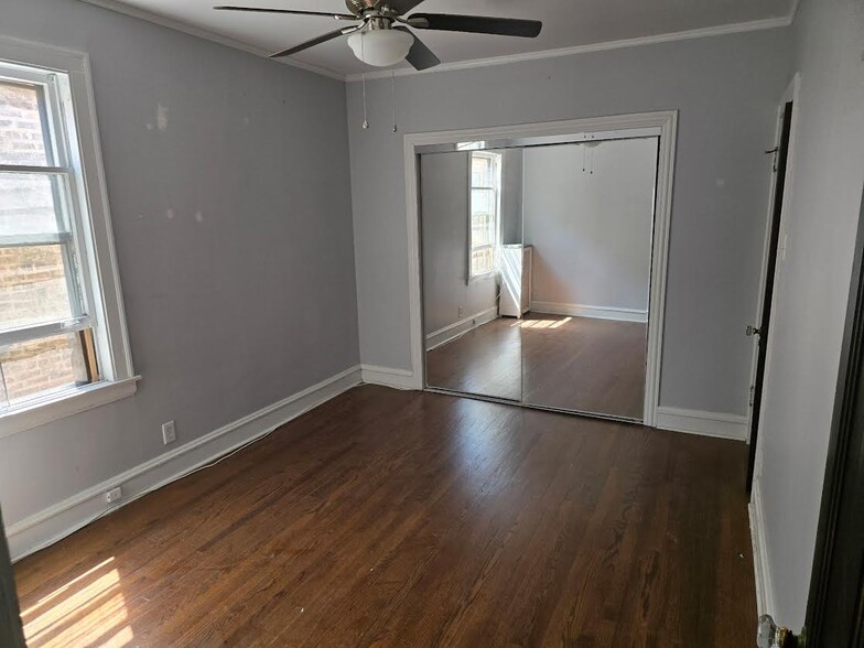 1st Bedroom with Mirrored Closet Doors and Organizer - 6621 N Campbell Ave