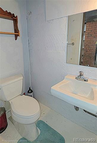 Building Photo - 916 Custer Ave