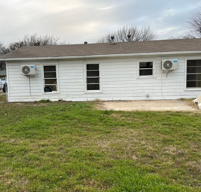 Building Photo - Ready for New Tenants- 3 Bedroom, 1.5 Bath in North Riverside- FWISD- 76111