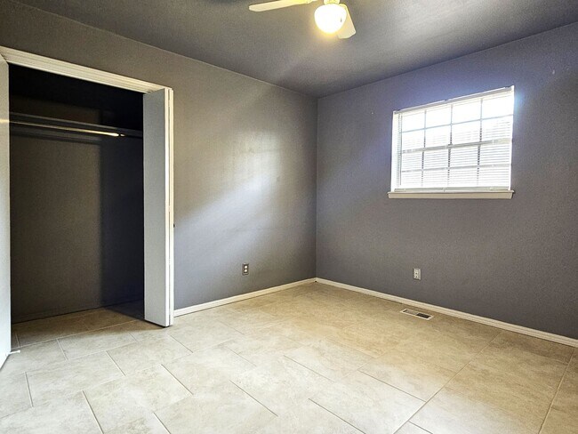 Building Photo - Beautiful 2 Bed 2 Bath Moments Away From L...