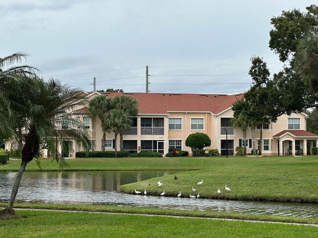 Building Photo - 3 BEDROOM 2 BATH 2 CAR GARAGE CONDO