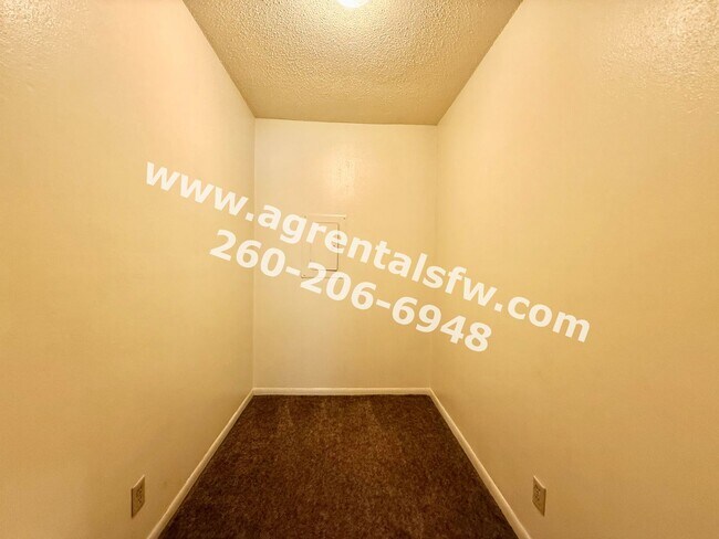 Building Photo - 1042 Lewis Pl