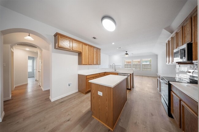 Building Photo - 6000 Meadowglen Dr