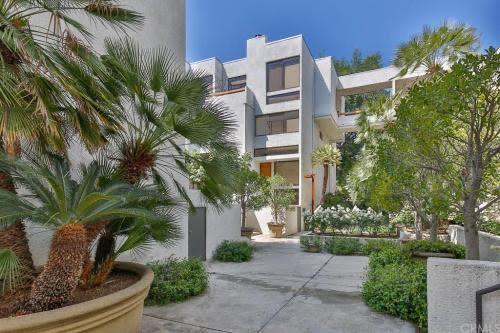 yard - 500 E Del Mar Blvd