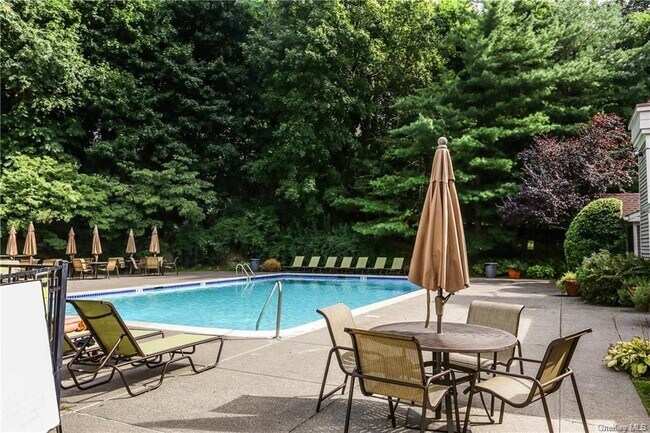 Building Photo - 611 Pondside Dr