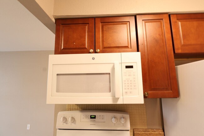 Building Photo - 1 Bedroom Apartment