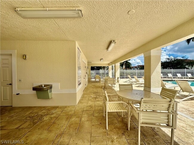 Building Photo - 996 Hampton Cir