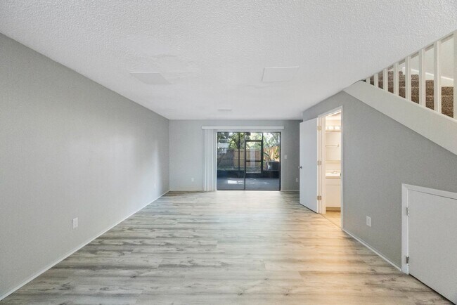 Building Photo - Renovated Town Home 2 bedroom 1.5 bath ** ...