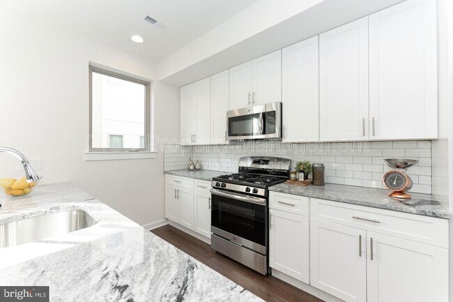 Building Photo - 2142 Kensington Walk