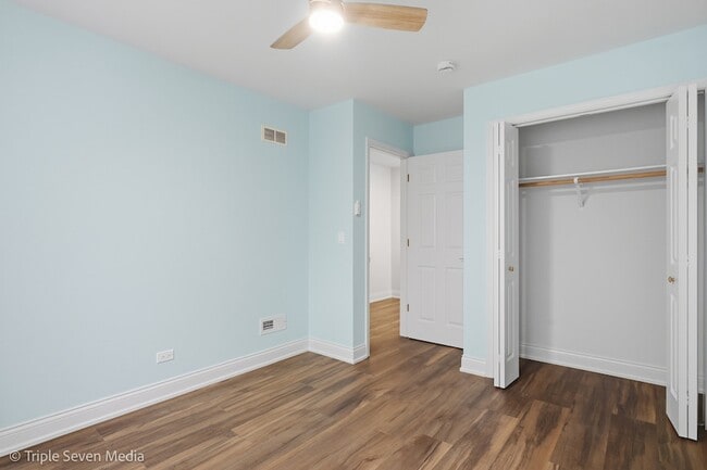 Building Photo - 777 E Golfview Dr