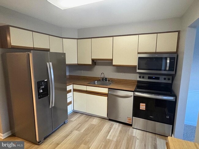 Building Photo - 6 Ballindine Ct