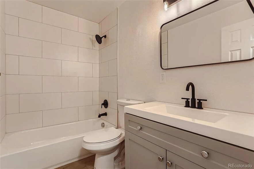 Building Photo - 1632 Chester St