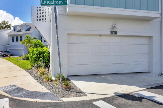 Building Photo - 2353 Lindstrom St