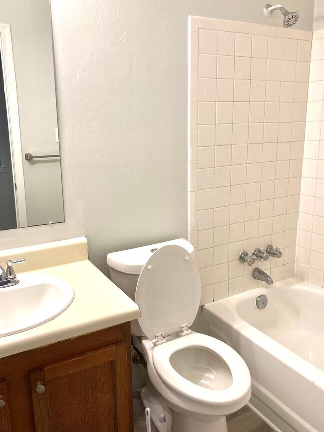 Building Photo - Charming Townhouse in Virginia Beach - All...