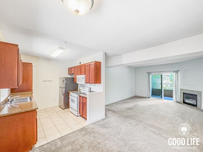 Building Photo - SD: Cozy 2BD/2BA Condo in Grantville with Fireplace, Balcony & W/D