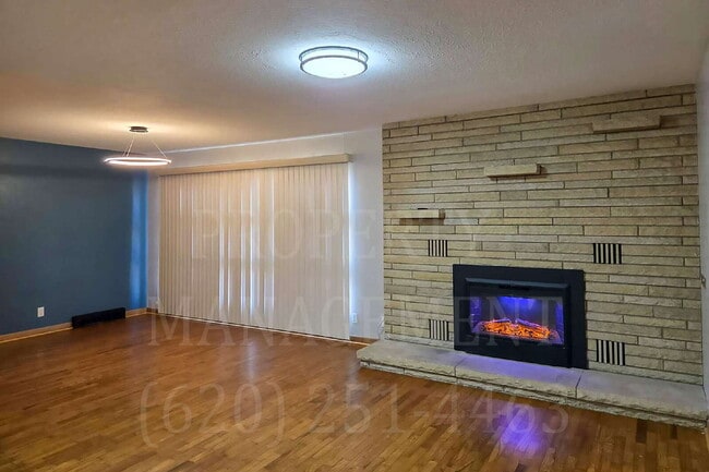 Building Photo - Spacious 3-Bedroom, 1.5-Bathroom Home with Den