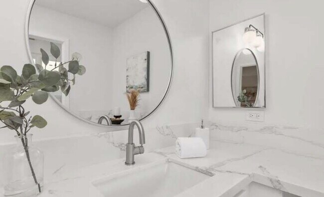 Building Photo - 3808 Vista Campana S