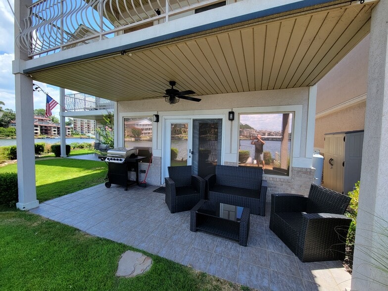 Building Photo - 188 Villa Pt