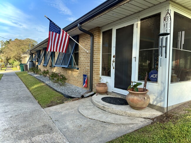 Entry area - 3311 River Rd