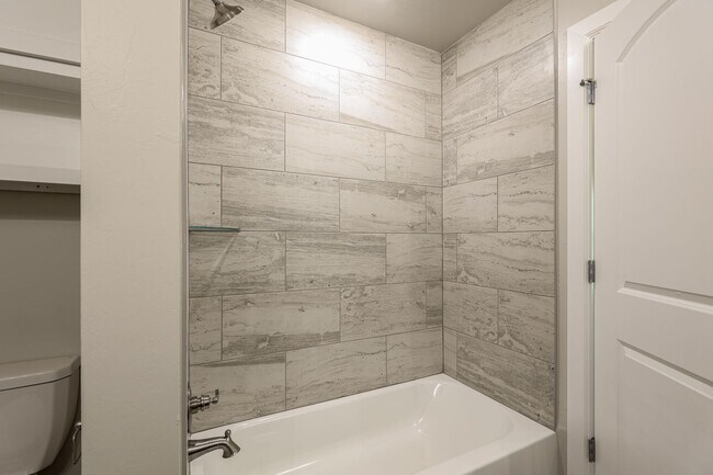 Building Photo - 721 League Cir
