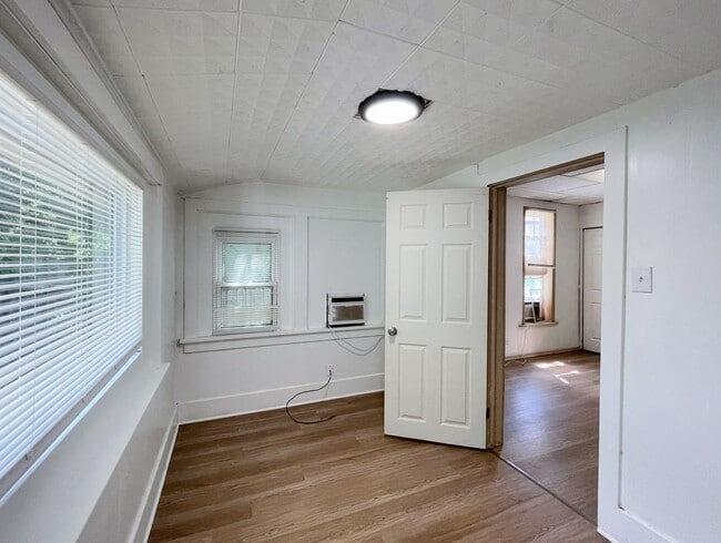 Building Photo - Spacious 3 bedroom home