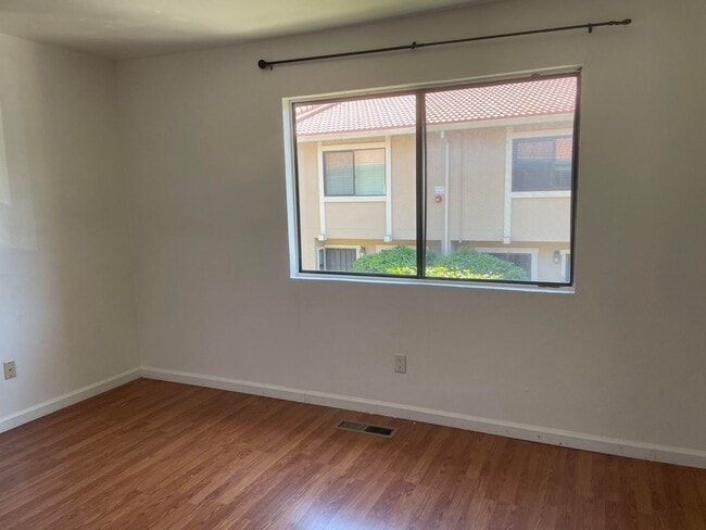Building Photo - 2 Bedroom 1.5 bath Townhome!
