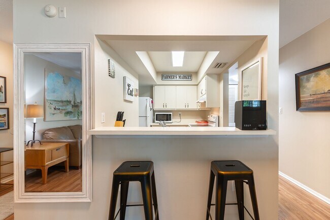 Building Photo - Conveniently located, furnished, 2 Bed, 2 ...
