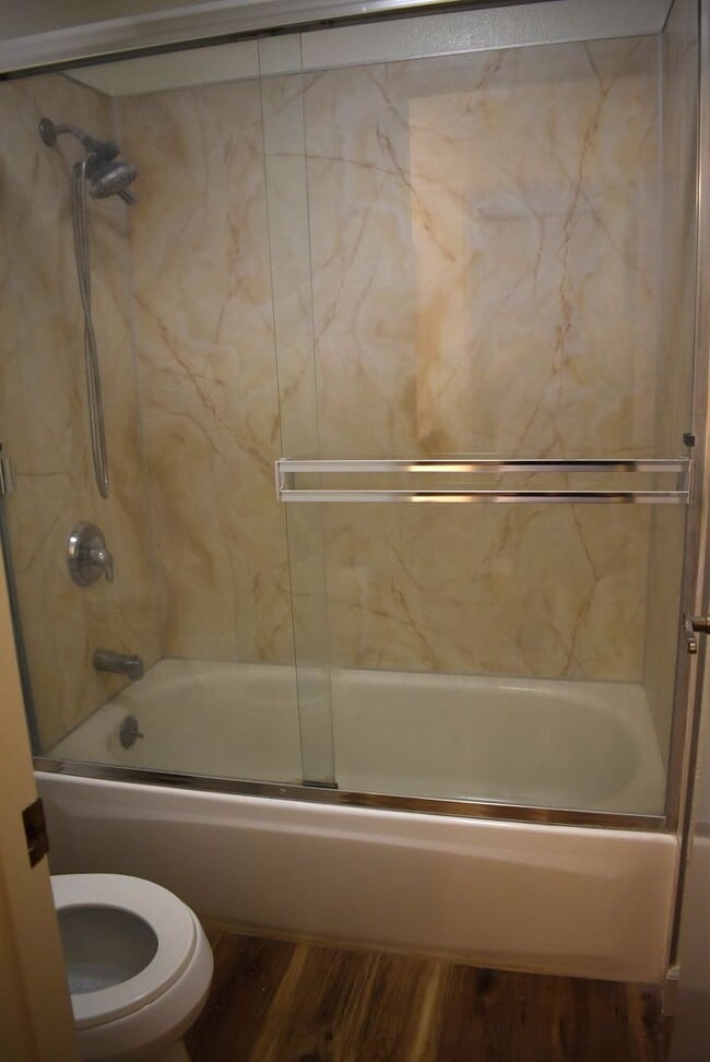Building Photo - Freshly updated condo unit with a communit...