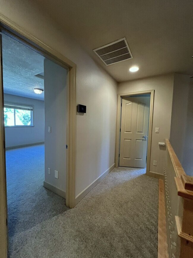 Building Photo - Beautiful 4 bed 3.5 bath home in Eagle jus...