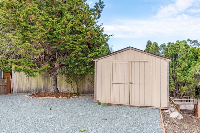 Building Photo - 4 bedroom/2 bath house in Deception Park View