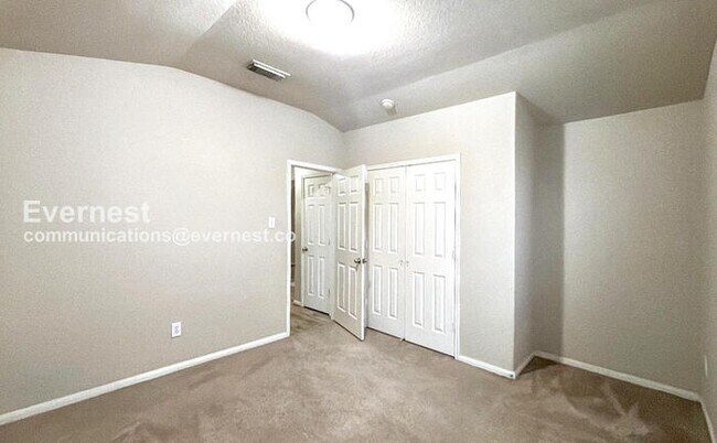 Building Photo - 3 Bed, 2 Bath Home with Fenced Yard & Garage / Pet-Friendly / Available Now!