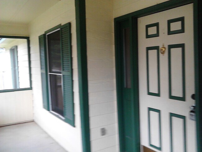 Building Photo - 958 Rim Rd