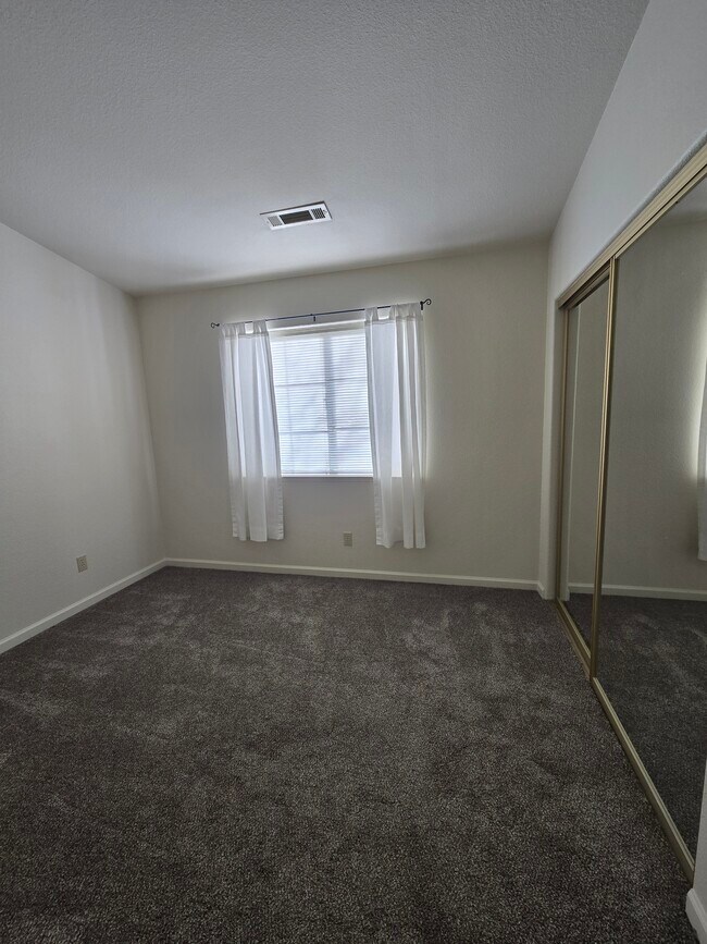 Building Photo - 1749 Bougainvillea Dr